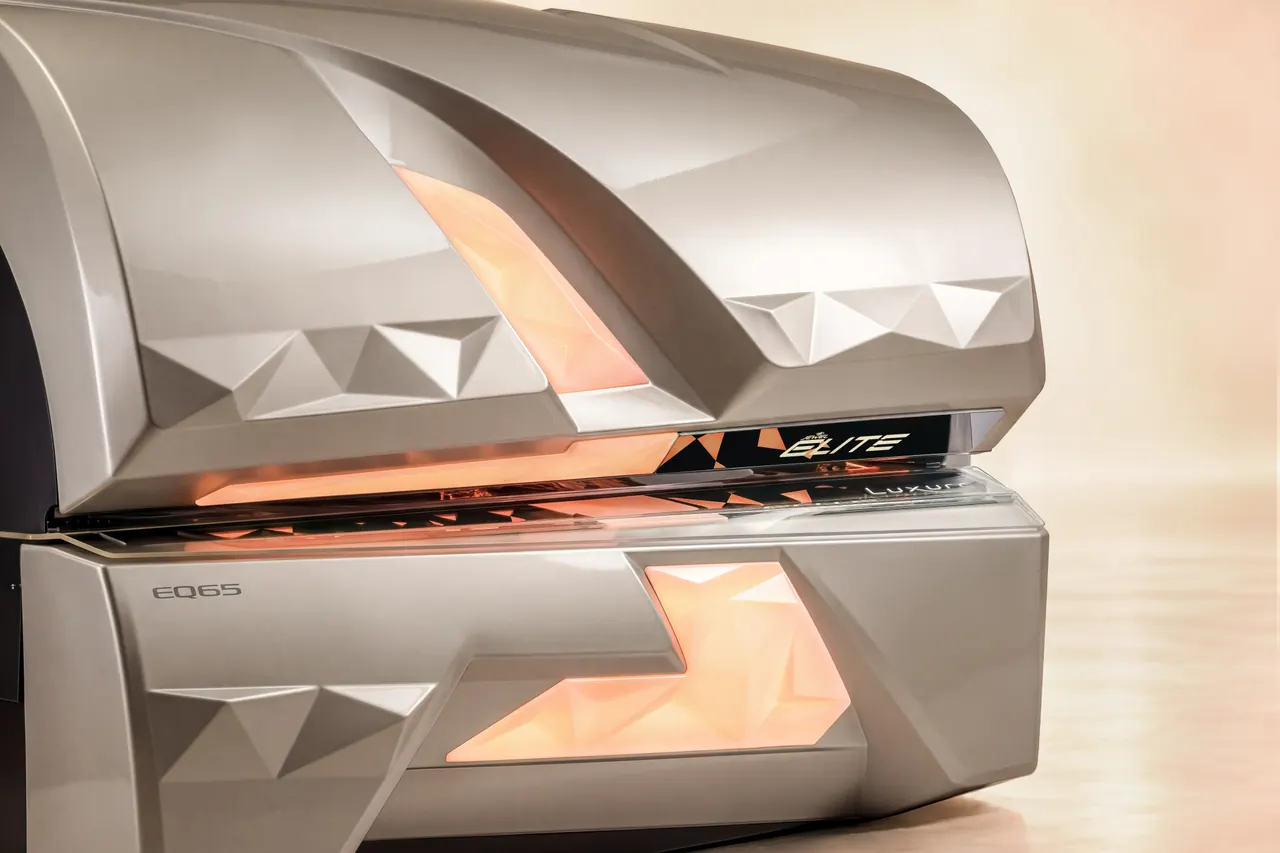 The front of a closed Jewel Elite: faceted panels lit amber and the Elite badge between canopy and bench