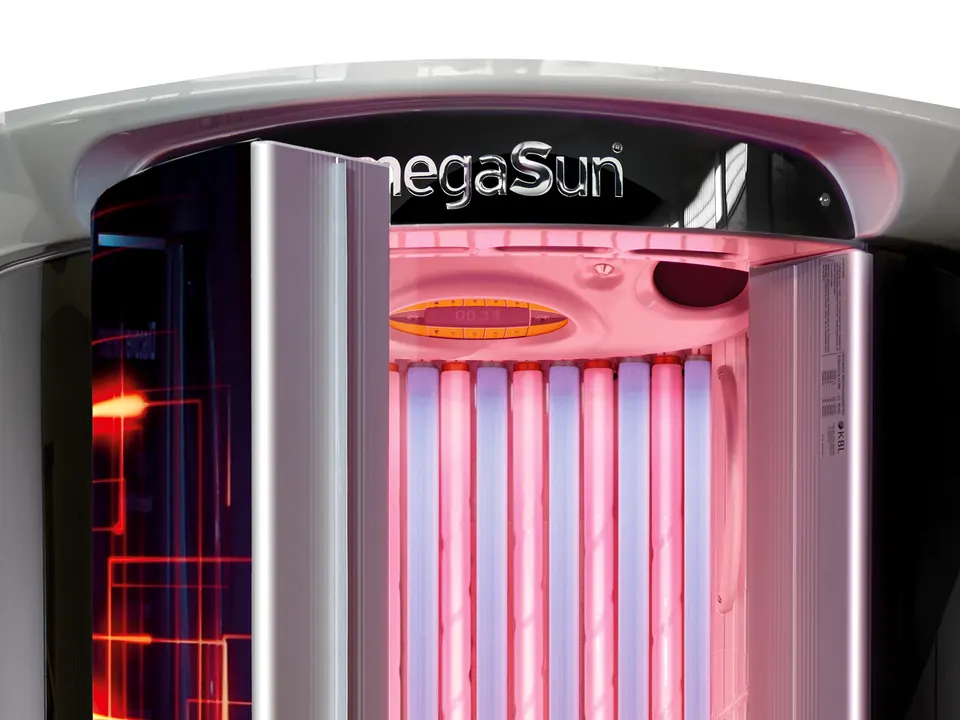 The top of the Thunder Hybrid with its door open: the megaSun crown and a lit display above the tubes